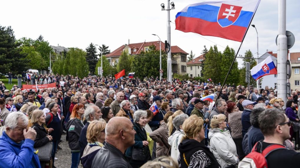 Pred parlamentom protestovali stovky ľudí proti vydaniu Fica do väzby