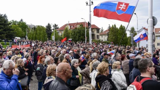 Protest pred parlamentom proti vydaniu Fica do väzby.