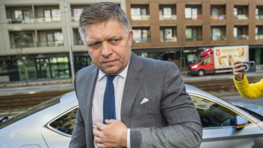 Obvinený expremiér a líder Smeru-SD Robert Fico prichádza vypovedať na políciu.