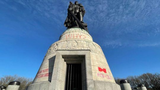 Pamätník Červenej armády v berlínskom Treptower parku posprejovali vandali.