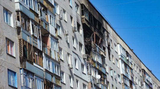 Zničená bytovka v luhanskom Severodonecku.