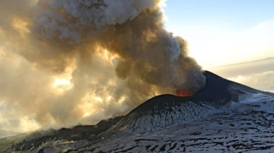 Na ilustračnej snímke je zachytená erupcia sopky.