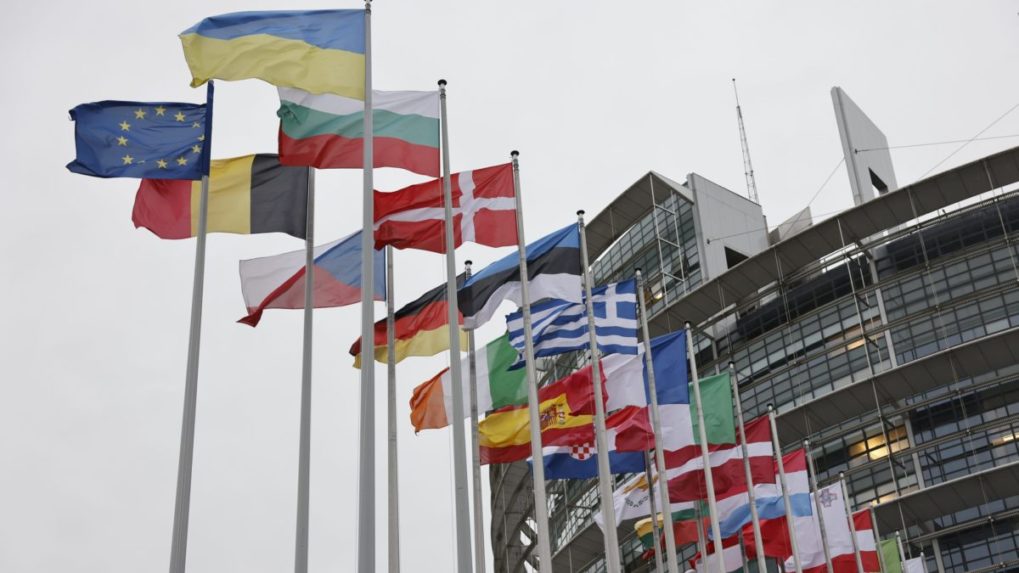 Na sn&iacute;mke vej&uacute;ce vlajky &scaron;t&aacute;tov Eur&oacute;pskej &uacute;nie a vlajka Ukrajiny.