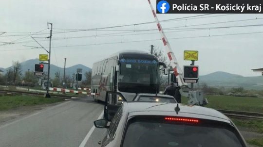 Zaseknutý autobus na železničnom priecestí.