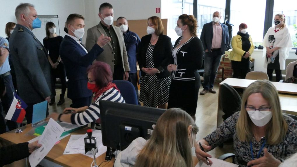 V žilinskom veľkokapacitnom centre môžu denne vybaviť až 1 200 odídencov