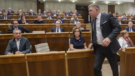 Na snímke poslanec Robert Fico (Smer-SD) počas hlasovania.