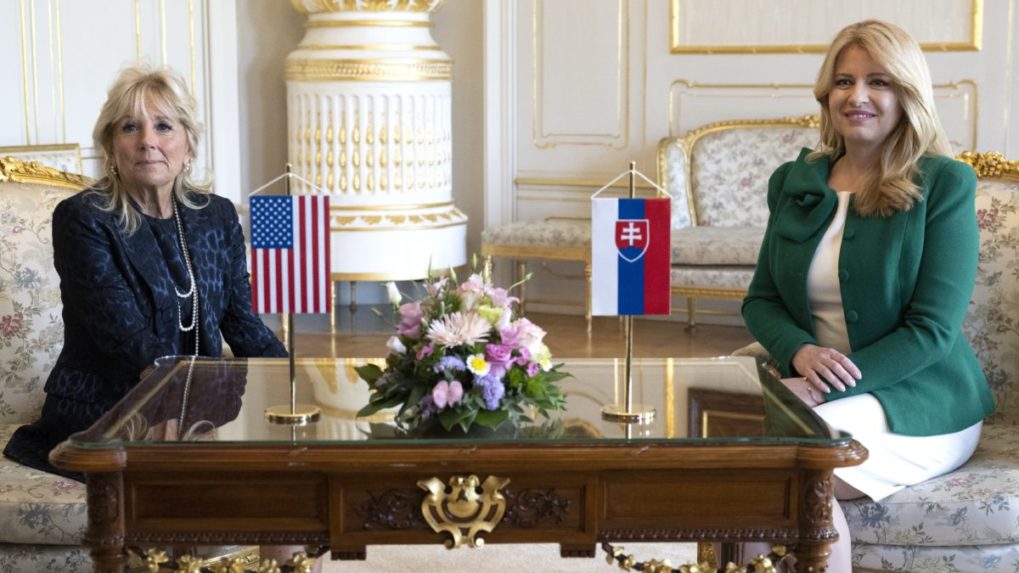 Na snímke vpravo prezidentka SR Zuzana Čaputová a vľavo prvá dáma USA Jill Bidenová počas stretnutia v Prezidentskom paláci 9. mája 2022.