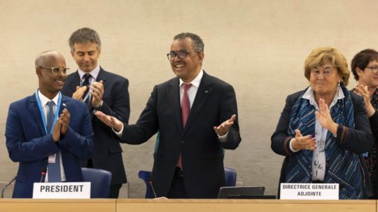 Doterajší šéf Svetovej zdravotníckej organizácie (WHO) Tedros Adhanom Ghebreyesus (uprostred) sa teší po svojom znovuzvolení.