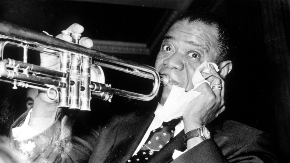 Na snímke, ktorú vyhotovil Dežo Hoffmann je hudobník Louis Armstrong.
