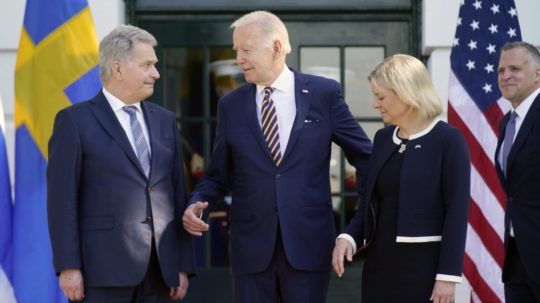 Na snímke uprostred americký prezident Joe Biden, vpravo švédska premiérka Magdalena Anderssonová a vľavo fínsky prezident Sauli Niinistö počas príchodu do Bieleho domu.