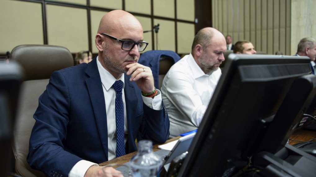 Kabinet schválil príspevok pre voľnočasové aktivity detí. Gröhling to kritizuje