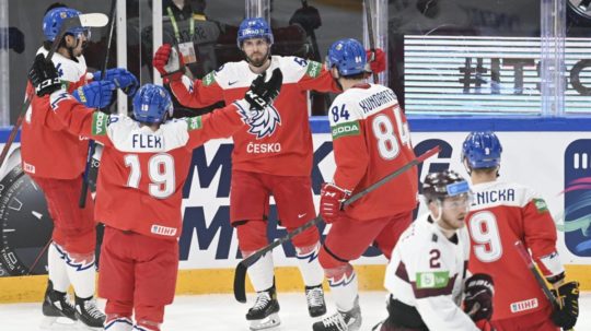 Na snímke uprostred český hráč Tomáš Špaček oslavuje so spoluhráčmi gól v zápase základnej B-skupiny Česko - Lotyšsko.