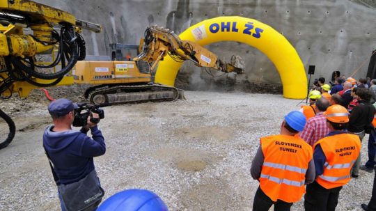 Na snímke ťažký mechanizmus počas slávnostného začiatku razenia tunela Čebrať na diaľničnom úseku D1 Ivachnová - Hubová blízko Ružomberka v roku 2014.