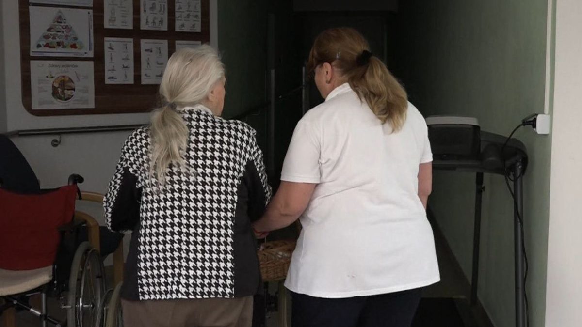 Opatrovateľsk&yacute; pr&iacute;spevok st&uacute;pne, vl&aacute;da schv&aacute;lila zv&yacute;&scaron;enie d&aacute;vok