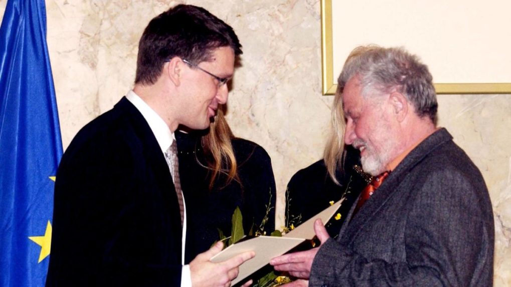 Minister kult&uacute;ry SR Marek Maďarič (vľavo) odovzd&aacute;va cenu ministra kult&uacute;ry Pavlovi Dvoř&aacute;kovi v kateg&oacute;rii literat&uacute;ra a knižn&aacute; kult&uacute;ra.