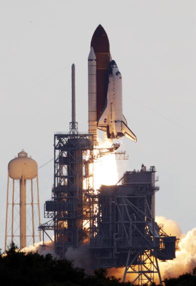 Na snímke raketoplán Endeavour štartuje z mysu Canaveral v roku 2011.