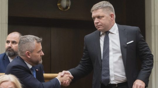 Na snímke sprava poslanec NR SR Robert Fico (Smer-SD) a nezaradený poslanec Peter Pellegrini si podávajú ruky po hlasovaní.