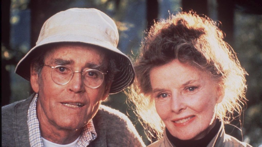 Na archívnej snímke Katharine Hepburnová s Henry Fondom vo filme Na Zlatom jazere v roku 1981.