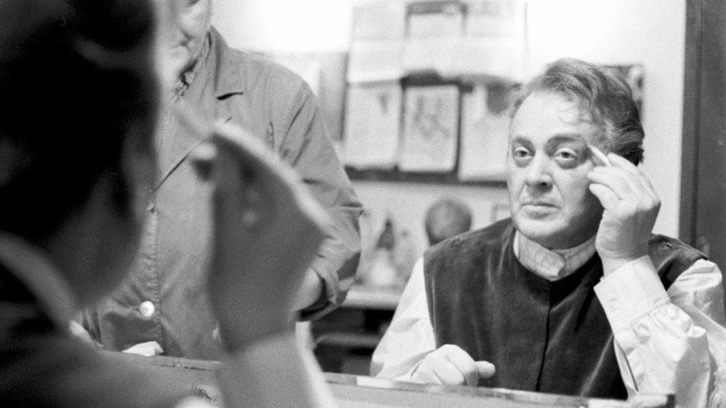 Český herec Karel Höger sa líči pred divadelným vystúpením