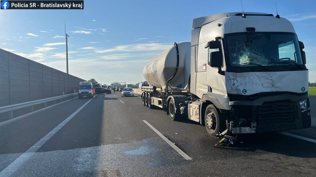 Na R7 sa zrazili kamión a dve autá, jedna osoba zomrela