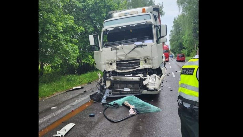 Pri Žiline sa zrazili kamióny, tvoria sa rozsiahle kolóny