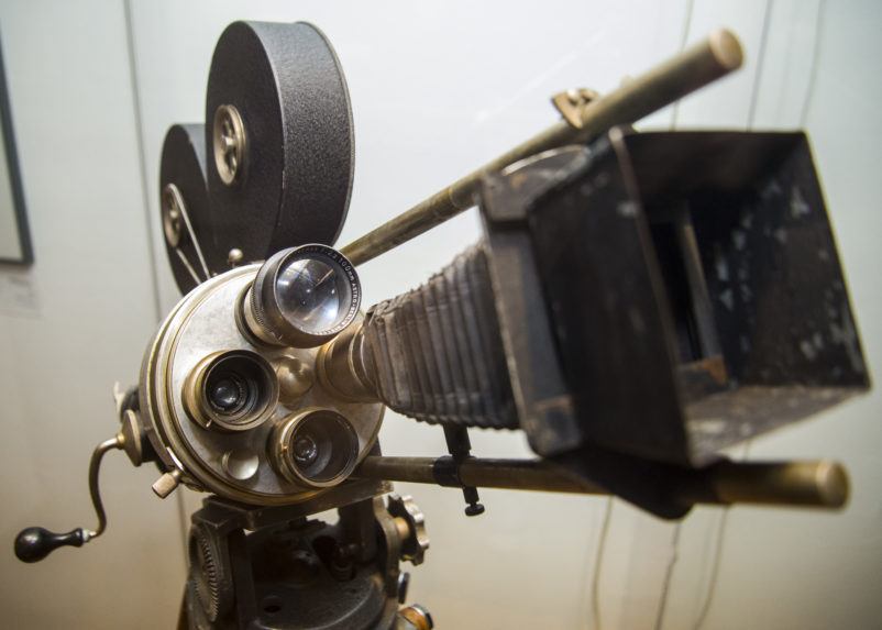 Z vernisáže výstavy fotografií Karol Plicka: Obraz a pieseň v Slovenskom národnom múzeu z roku 2019. Na snímke kamera, s ktorou Karol Plicka dokumentoval film Zem spieva.