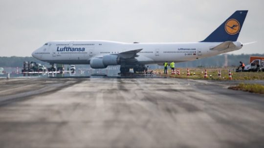 Lietadlo nemeckej spoločnosti Lufthansa na letisku vo Frankfurte nad Mohanom.