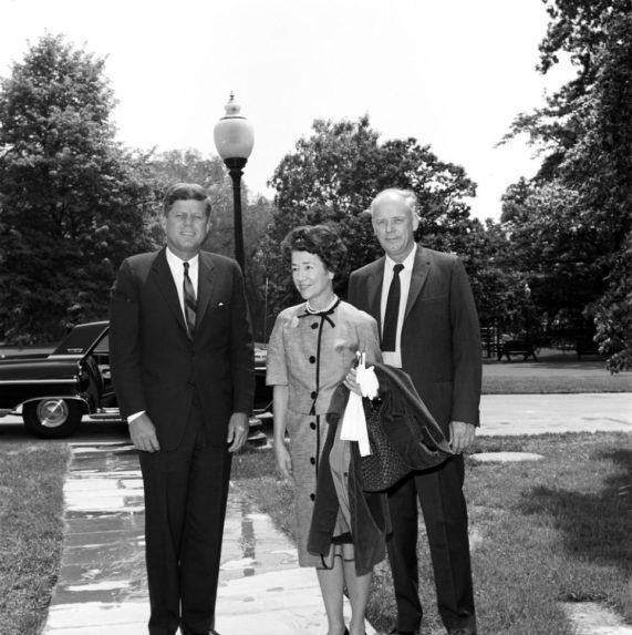 Na snímke zľava prezident USA John F. Kennedy, Anne Morrowová (Lindberghova žena) a Charles Lindbergh.
