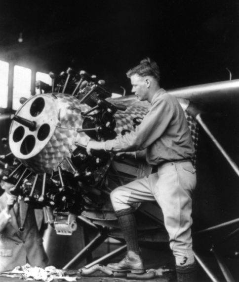Na snímke Charles Lindbergh pracuje na motore lietadla.
