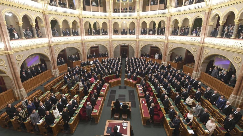 V Maďarsku sa zišiel nový parlament. Niektoré opozičné strany viackrát opustili sálu