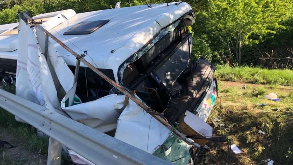 Autobus sa zrazil s kamiónom, z miesta vážnej nehody hlásia mnoho zranených