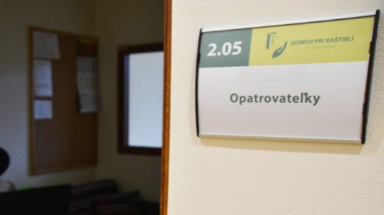 tabuľka s nápisom opatrovateľky