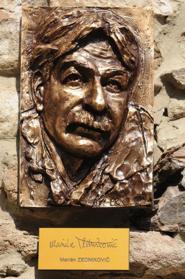 Plastika Mariána Zednikoviča na Nádvorí Uličky slávnych nosov.