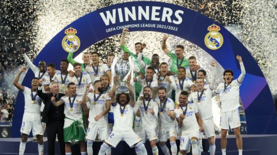 Na snímke futbalista Realu Madrid Marcelo drží trofej po víťazstve vo finálovom zápase Ligy majstrov FC Liverpool - Real Madrid.