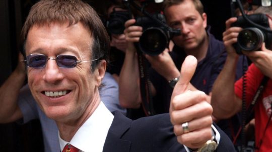 Na archívnej snímke z roku 2007 britský spevák Robin Gibb.