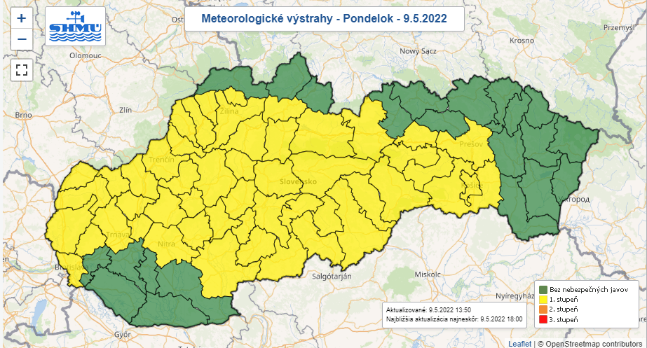 V žltých okresoch platí v pondelok výstraha pred búrkami.