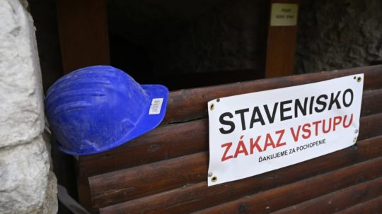 Na snímke tabuľa označujúca stavebné práce.