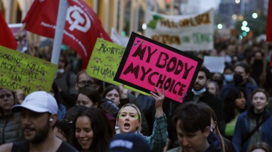 Protest na podporu práva žien na interrupciu v New Yorku.