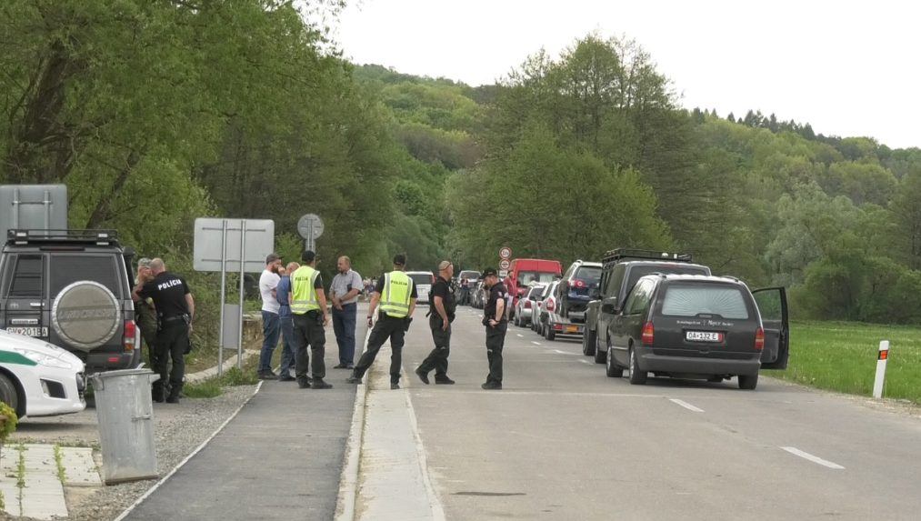 Na hraničnom priechode v Ubli ľudia čakajú na prechod niekoľko dní