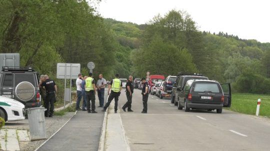 Policajti regulujú dopravu pri hraničnom priechode Ubľa.