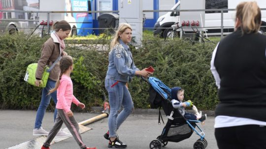 Na snímke utečenky prichádzajú s deťmi do krízového centra pre ľudí utekajúcich z Ukrajiny.