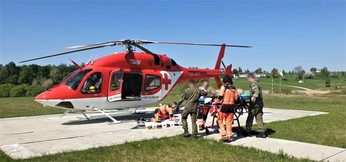 Záchranná akcia - prevoz postreleného do nemocnice.