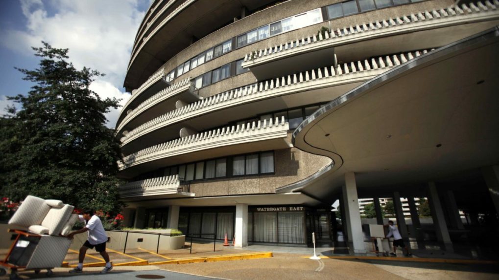 Na snímke vynášajú zamestnanci sťahovacej služby nábytok z hotela Watergate.