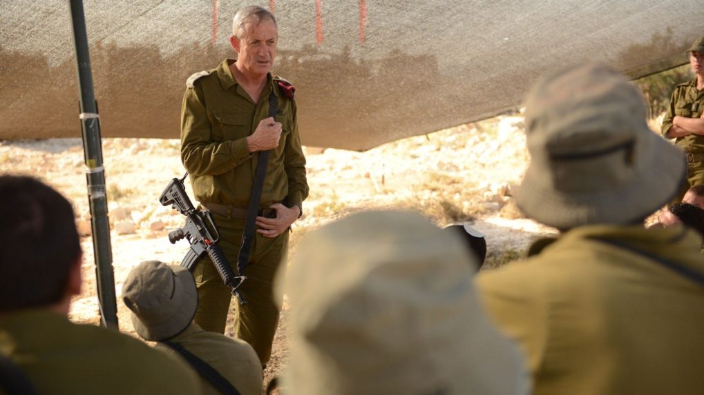 Generál Benny Gantz pred vojakmi regionálnej brigády na ich základni.