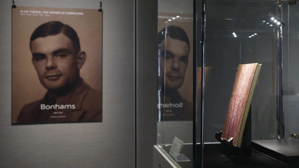 56-stranov&yacute; rukou p&iacute;san&yacute; pozn&aacute;mkov&yacute; zo&scaron;it britsk&eacute;ho priekopn&iacute;ka poč&iacute;tačov Alana Turinga