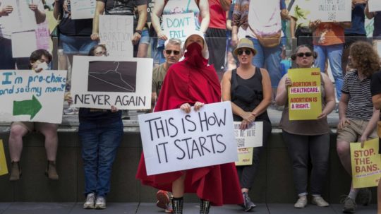 Na archívnej snímke sa nachádzajú protestanti v Indiane po rozhodnutí najvyššieho súdu USA o potratoch.