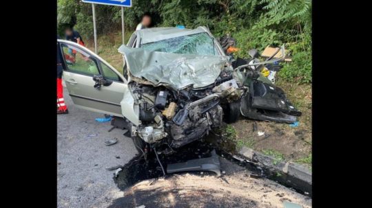 Na snímke osobné auto po zrážke s kamiónom.