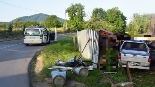 Na snímke havarované auto v Beluši.