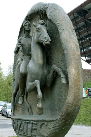 Na snímke trojtonová plastická keltská minca Biatec pred budovou Národnej Banky Slovenska (NBS) v Bratislave.