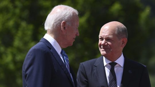 Americký prezident Joe Biden (vľavo) a nemecký kancelár Olaf Scholz.